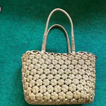 천연 소재의 토트형 바스켓백