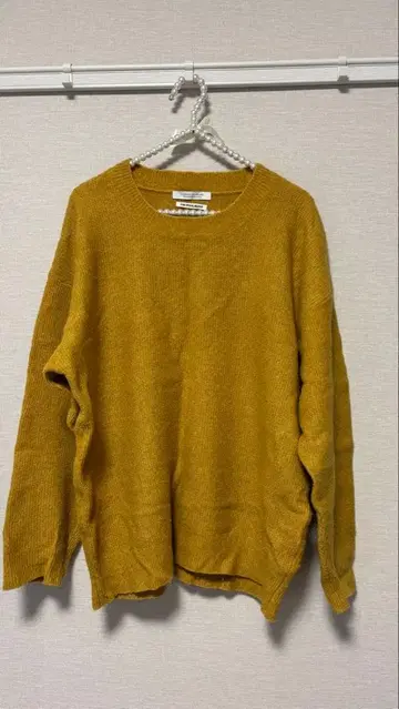 머스타드색 니트 스웨터