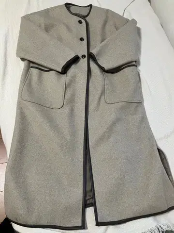 버튼이 달린 롱 코트