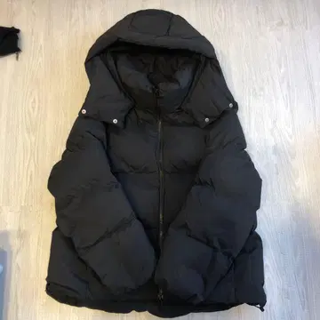 GU 블랙 다운 자켓