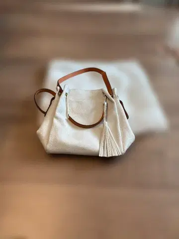 화이트 태슬 장식 버킷 백