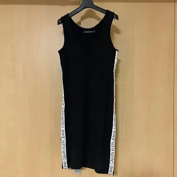CALVIN KLEIN JEANS 슬리브리스 원피스 블랙