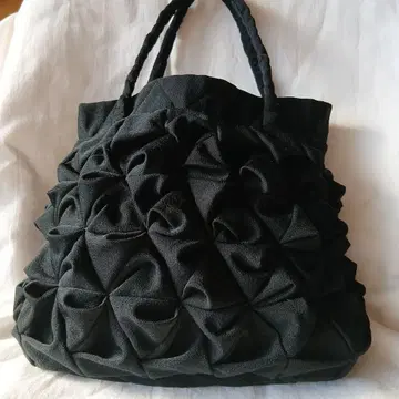 핸드메이드 입체 플리츠 디자인 핸드백 블랙