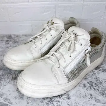 화이트/실버 지퍼 스니커즈