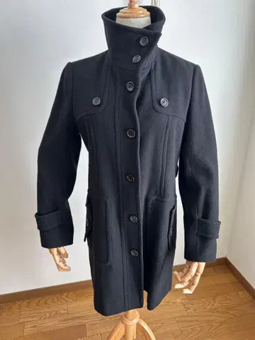 블랙 스탠드 카라 미들 코트