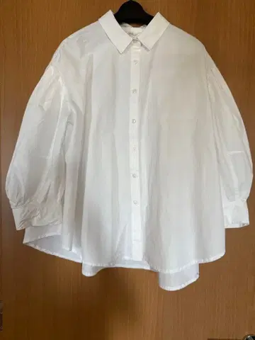 화이트 볼륨 슬리브 셔츠 eunoia 유노이아