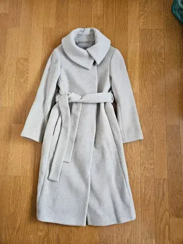 라이트 그레이 벨트 포함 롱 코트