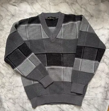 그레이 계열 V넥 니트 스웨터