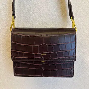 JW PEI 다크 브라운 숄더백