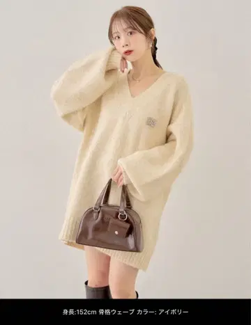 브로치 포함 V넥 루즈핏 니트 Chico