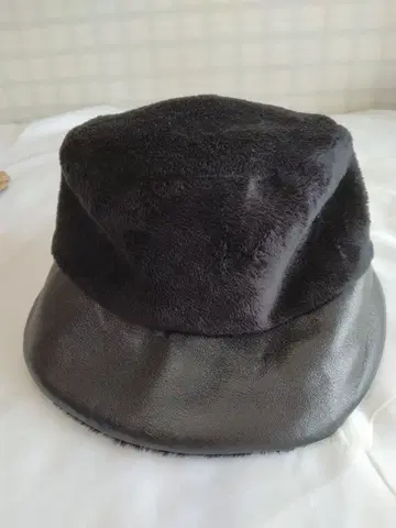 HIROKO-BIS의 블랙 퍼와 가죽 햇