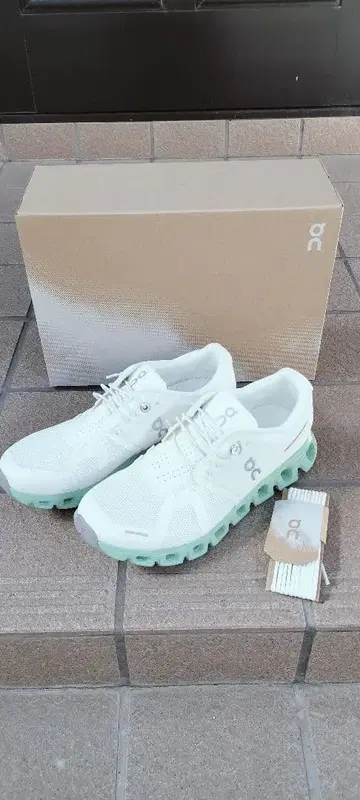 on 스니커즈 화이트/민트