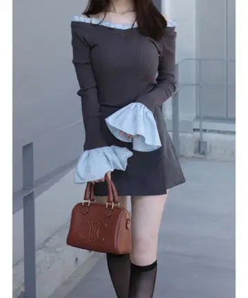 [ MERCURYDUO ] 이소재 프릴 오프숄더 리브 니트