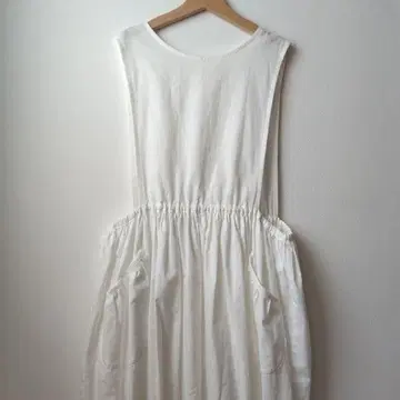 에이프런 원피스 화이트 내추럴 롱 기장