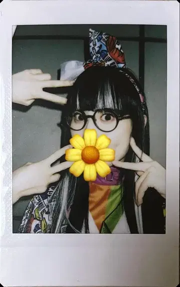 유이 가 독손 폴라로이드 OUR PARADE 의상