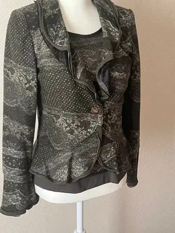 프릴 달린 다크 브라운 자켓