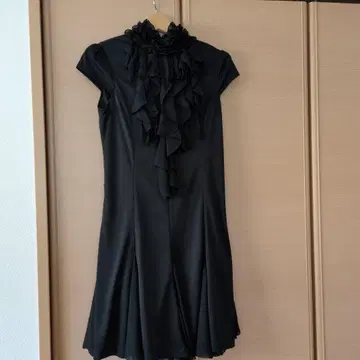 프릴 디자인 블랙 슬리브리스 미니 원피스