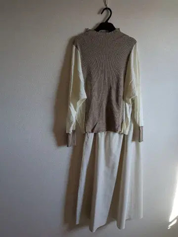 스콧 클럽 브라운 화이트 레이어드 티셔츠와 스커트