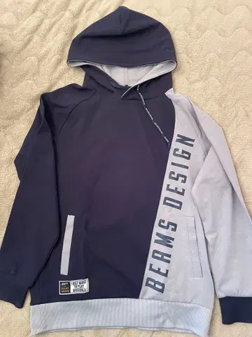 BEAMS DESIGN 후드 부착 후드티 L 네이비/그레이