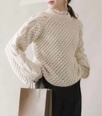 Audrey and John Wad 아이보리 케이블 니트 스웨터