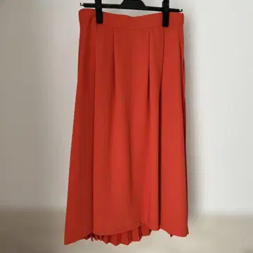 [ 새상품급 ] 뒷 플리츠 스커트 맥시 길이 스커트 오렌지 앞뒤 차이