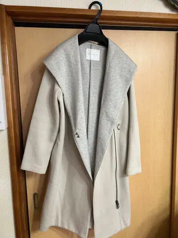 후드 부착 베이지 롱 코트