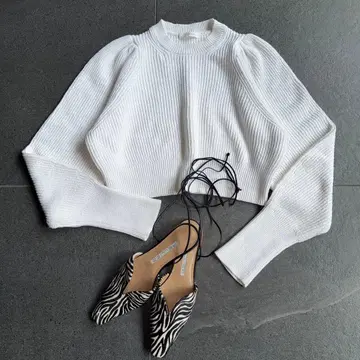 플라주 plage 화이트 니트 볼륨 소매 크롭 기장