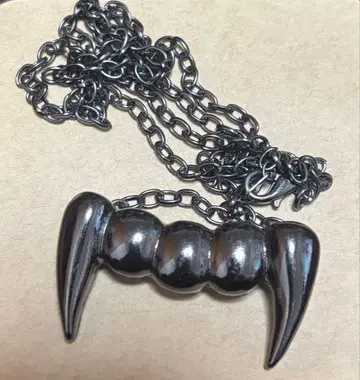 이빨 모티브 목걸이