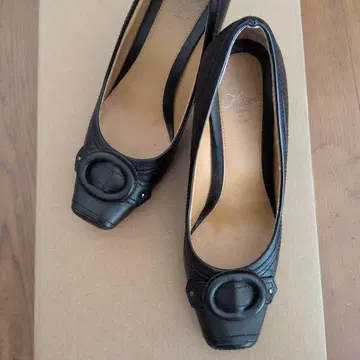 블랙 가죽 스트랩 펌프스 중간 힐