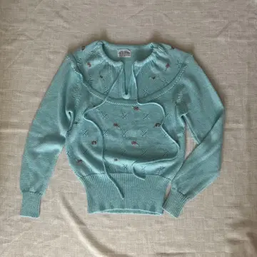 스카이블루 꽃무늬 자수 니트 스웨터 긴팔