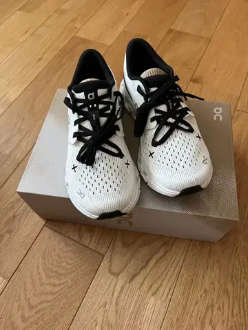 [ 새상품, 미사용 ] On 러닝화 화이트/블랙