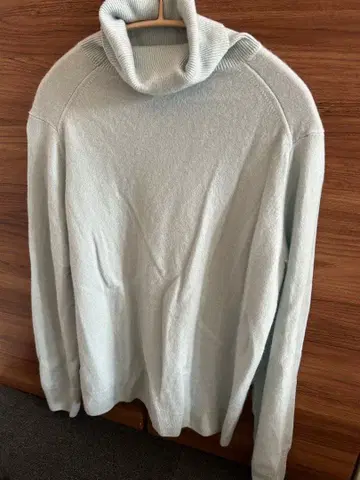 유니클로 캐시미어 터틀 니트