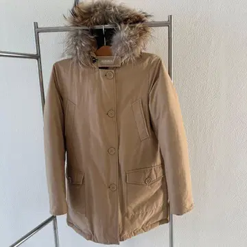 베이지 다운 자켓 퍼 포함 후드