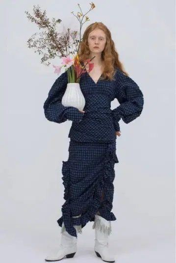 IRENE 아이레네 네이비 체크 무늬 볼륨 슬리브 셔츠