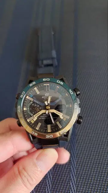 CASIO EDIFICE ECB-2000 손목시계 벨트 부분 파손