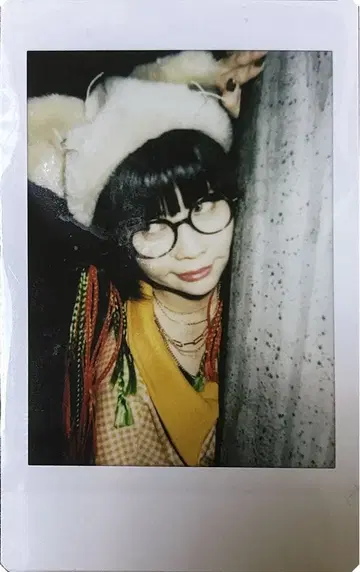 유이 가 독손 폴라로이드 Priority MV 의상