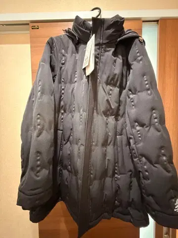 블랙 후드 부착 다운 자켓 adabat