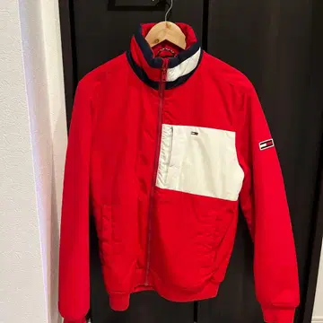 TOMMY JEANS 레드/화이트 점퍼