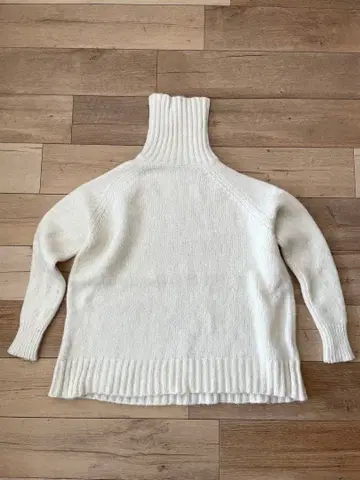 저널 스탠다드 리룸 화이트 하이넥 니트 스웨터