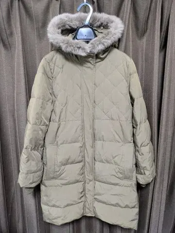 카키 퍼(fur) 부착 다운 자켓