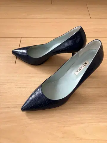 DIANA 네이비 악어 엠보싱 하이힐