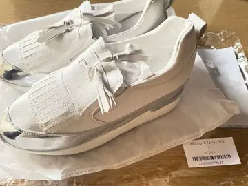 사와 아라모드 통굽 화이트 태슬 스니커즈