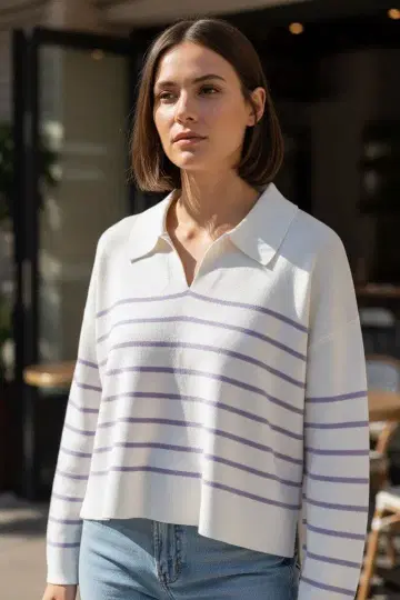 화이트/퍼플 스트라이프 카라 부착 니트