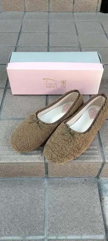 라우나레아 퍼 소재 브라운 플랫슈즈