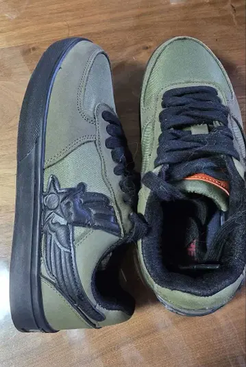 AVIREX 올리브 그린 스니커즈