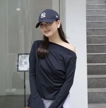 Aimeine 택 포함 새상품 드레이프 넥 커프스 슬리브 상의 네이비