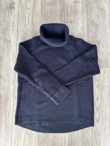 다크 네이비 터틀넥 스웨터