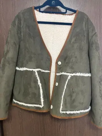 올리브 그린 플리스풍 무스탕 코트