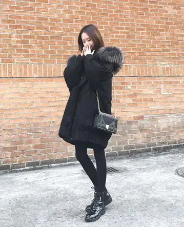 퍼 포함 블랙 다운 자켓 퍼 후드 미디엄 기장 다운 충전솜