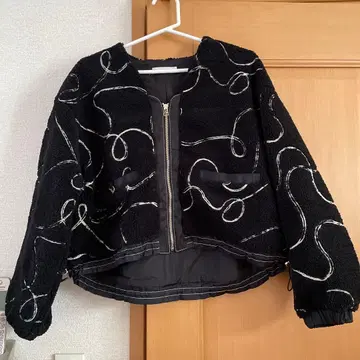 보아 소재의 블랙 숏 자켓